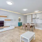 Rooftop Pool Sensations With Wifi And Ac By 360 Estates