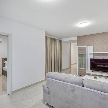 Rooftop Pool Sensations With Wifi And Ac By 360 Estates *